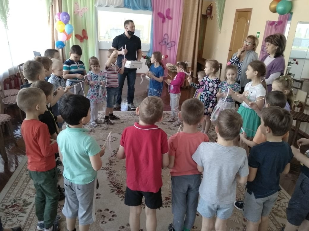 Наши экоспикеры открывают дошкольникам новый взгляд на привычные отходы, которые образуются в повседневной жизни. pic 5
